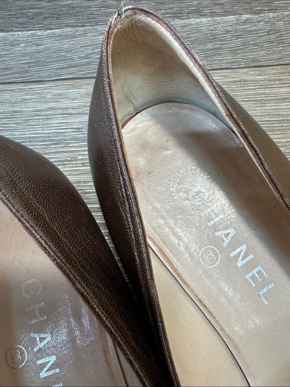 CHANEL Two-Tone Brown and Cream Leather Slip-On Loafers woman’s SZ 40 (h216) - Picture 4 of 9